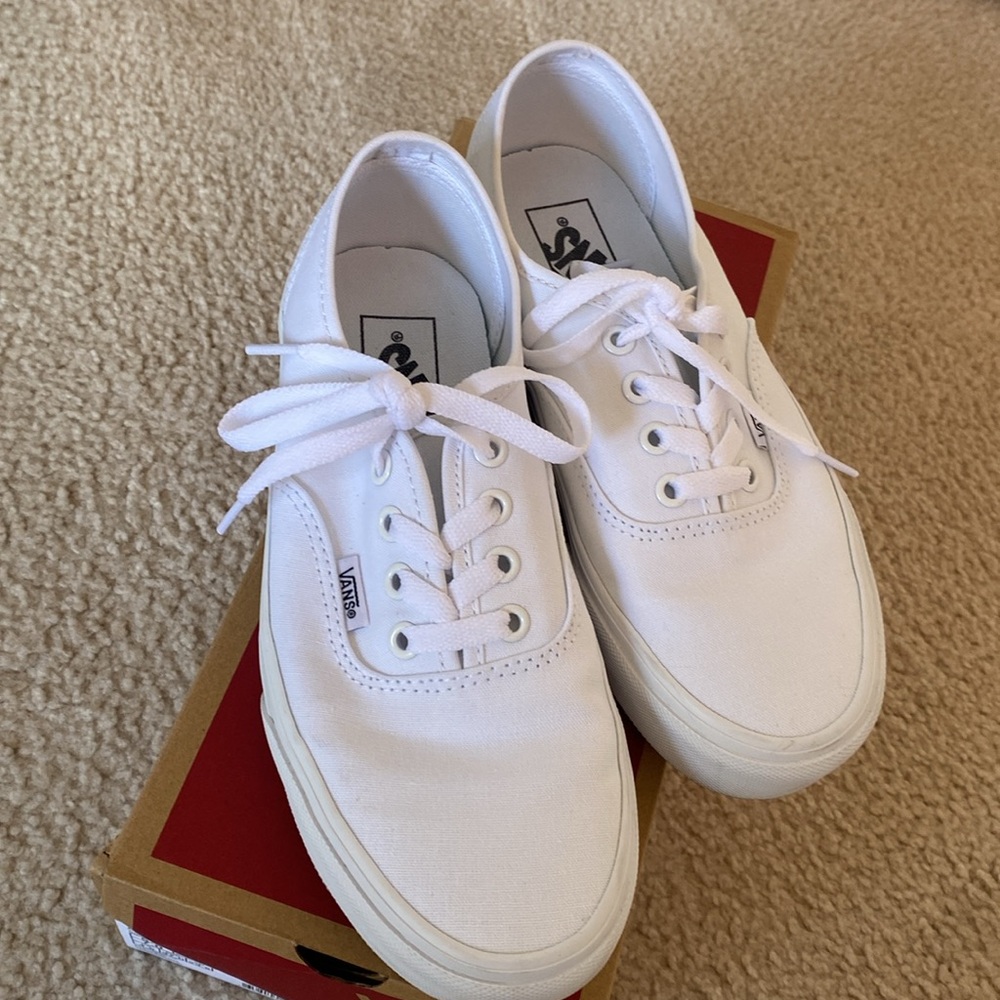 NWT WHITE VANS LACE UP SNEAKERS SIZE 7 - Picture 2 of 7